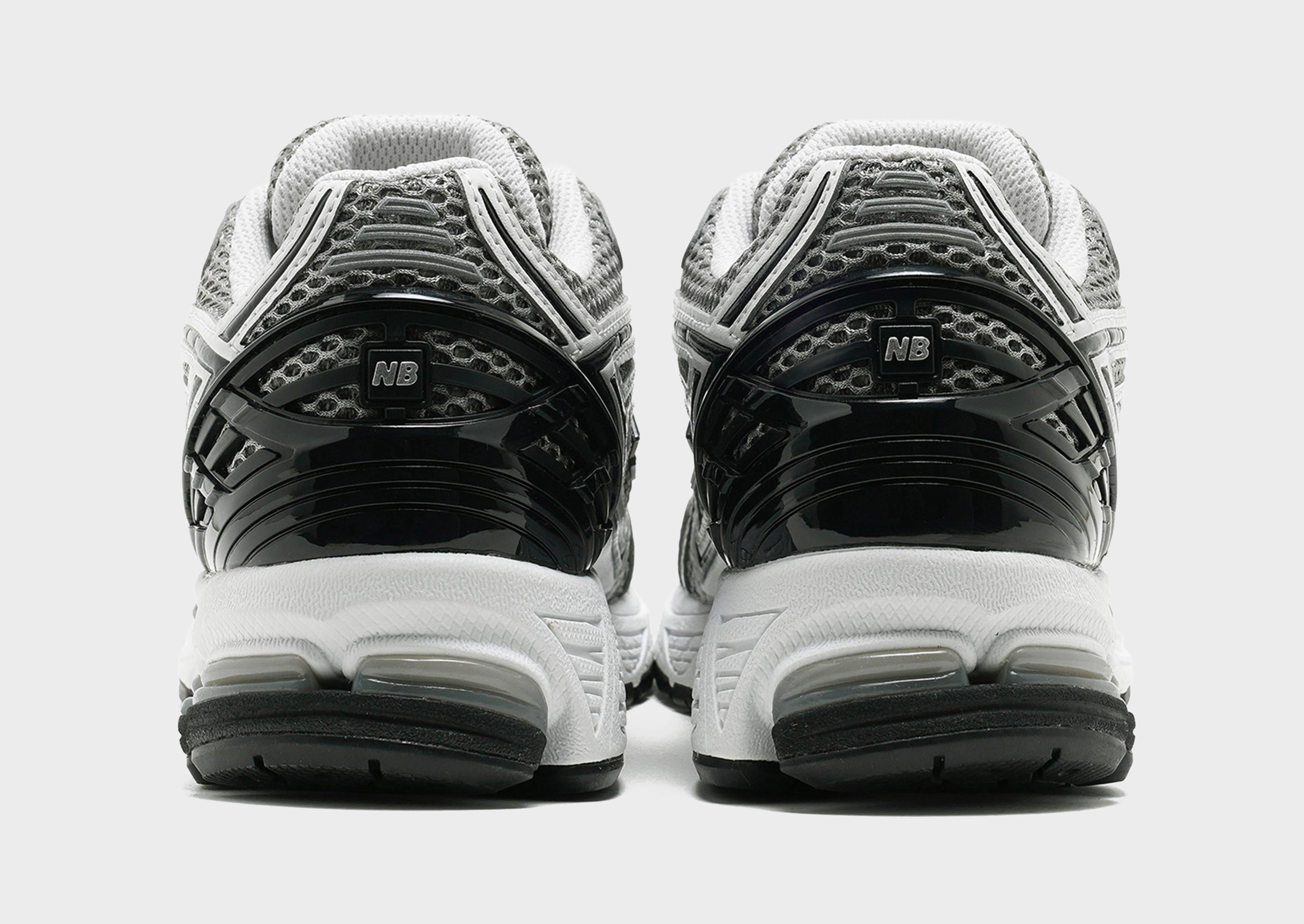 1906 Quick Lacing System running on beach shoes