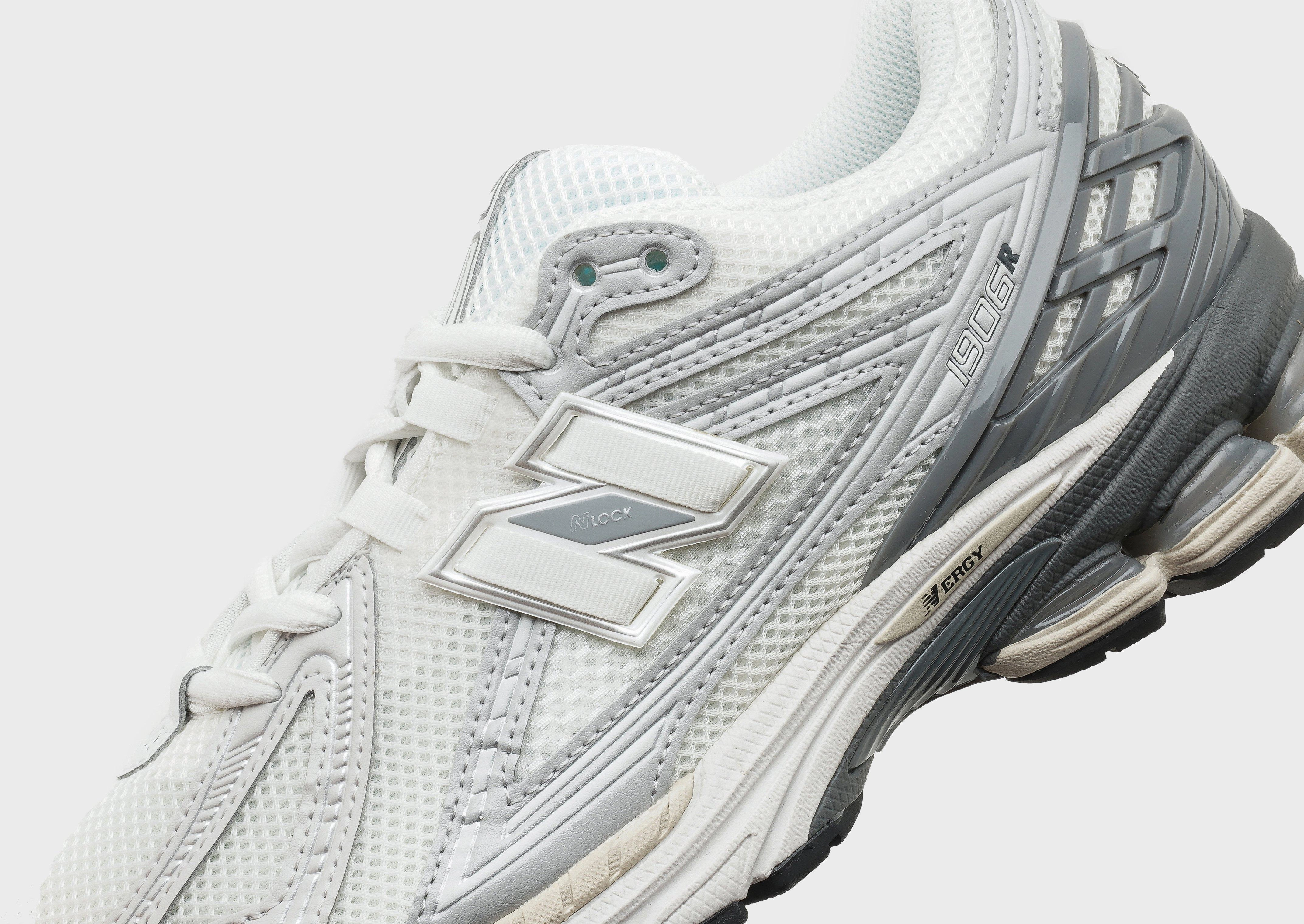 1906R Women's group running