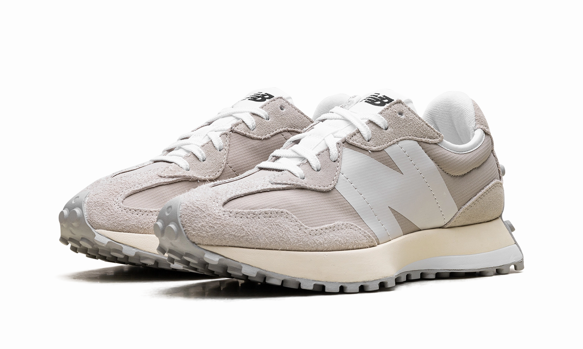 327 WMNS "Timberwolf Aluminum" heel cup insert running in a floodplain area shoes