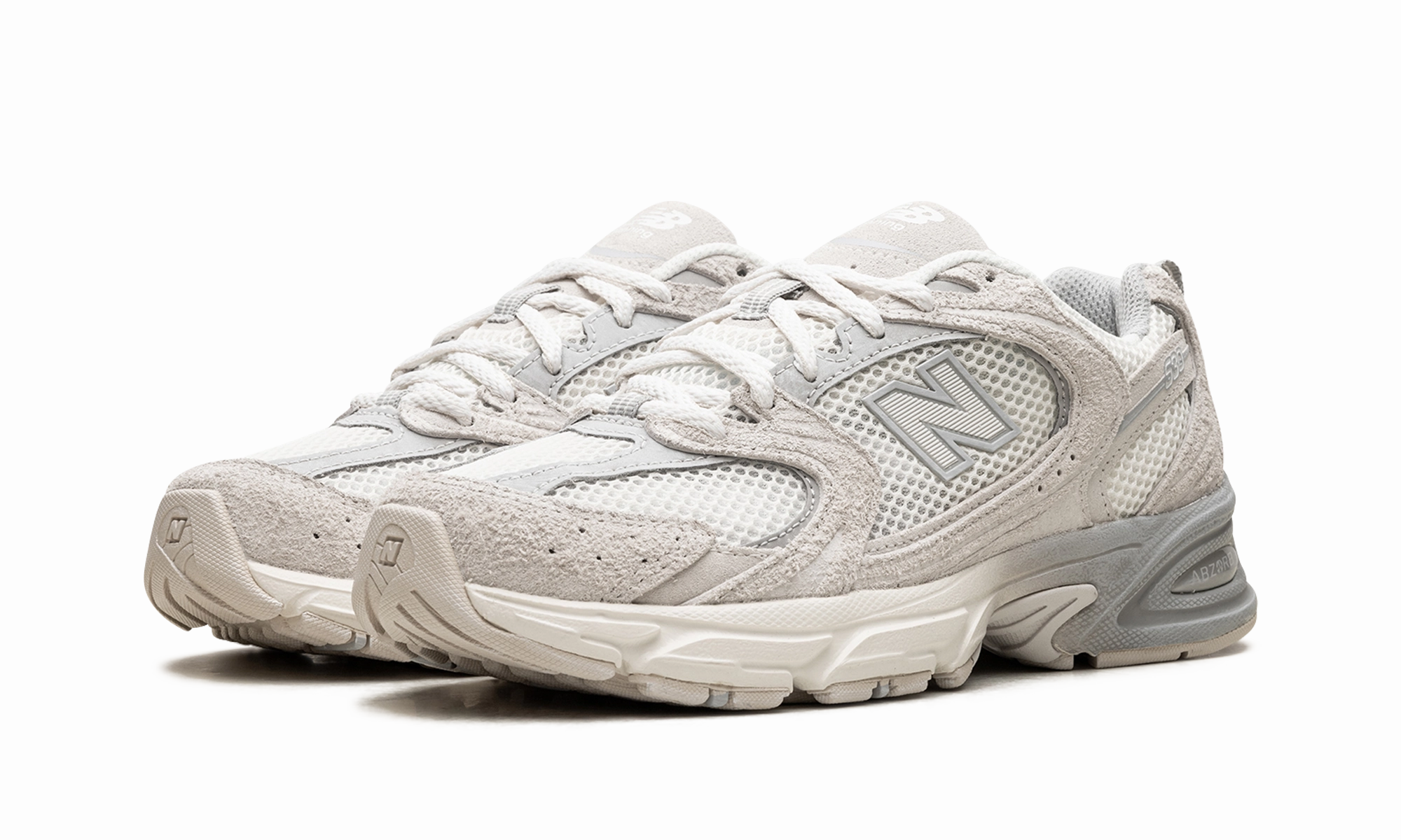 530 "Moonbeam Raw Cashew Raincloud" running with a hydration pack