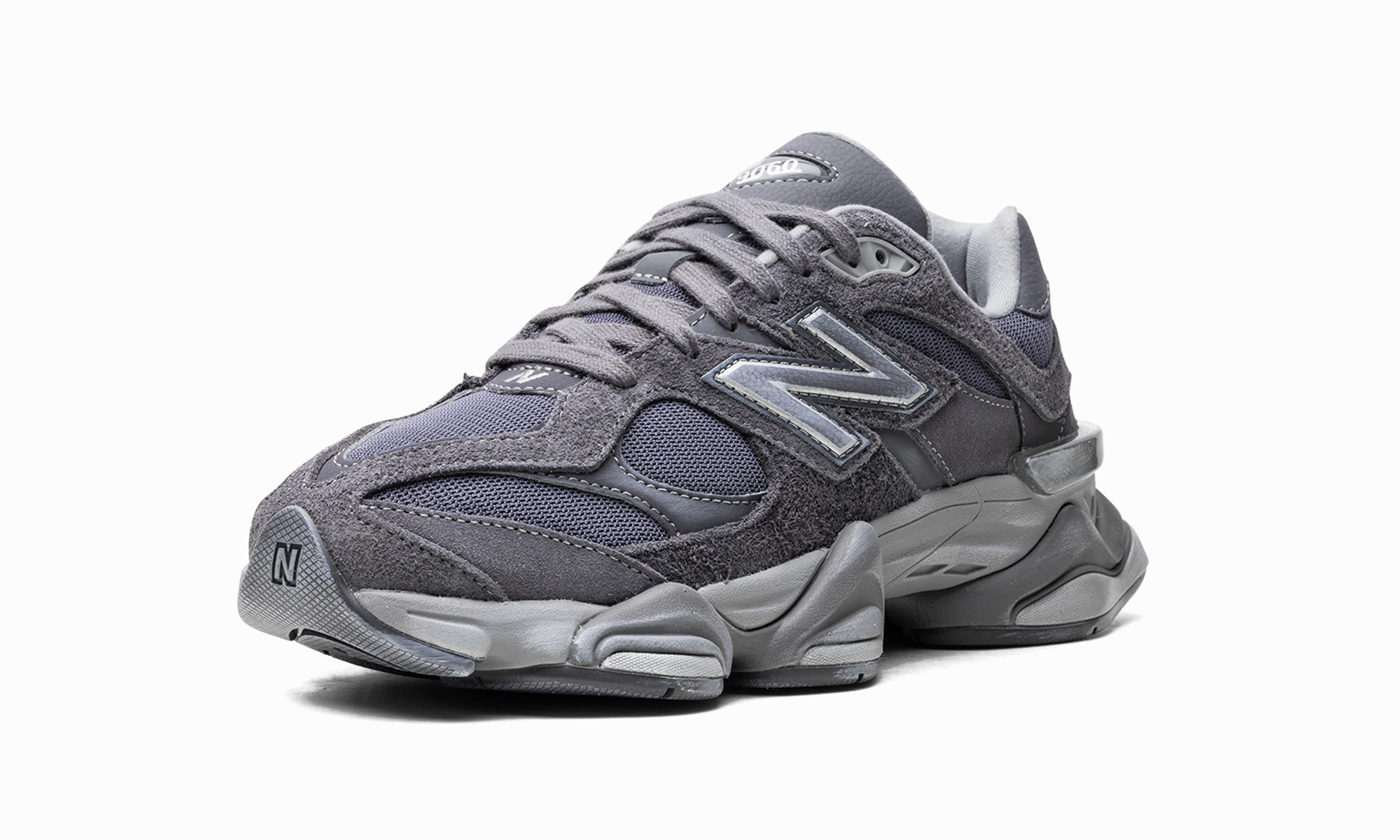 9060 "Magnet" running in a trail race shoes