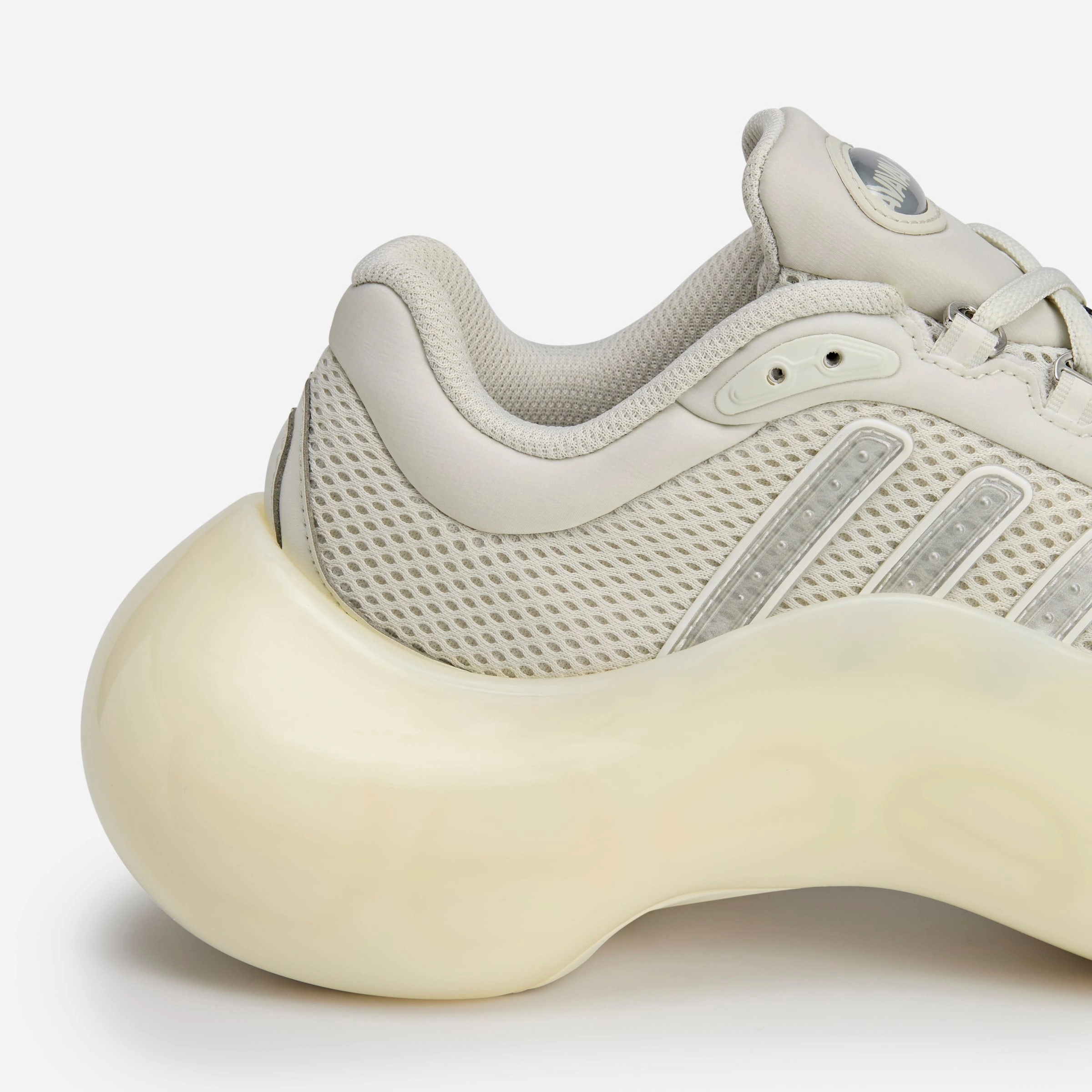 Wmns Megaride Moonrubber x Avavav Stylish grip