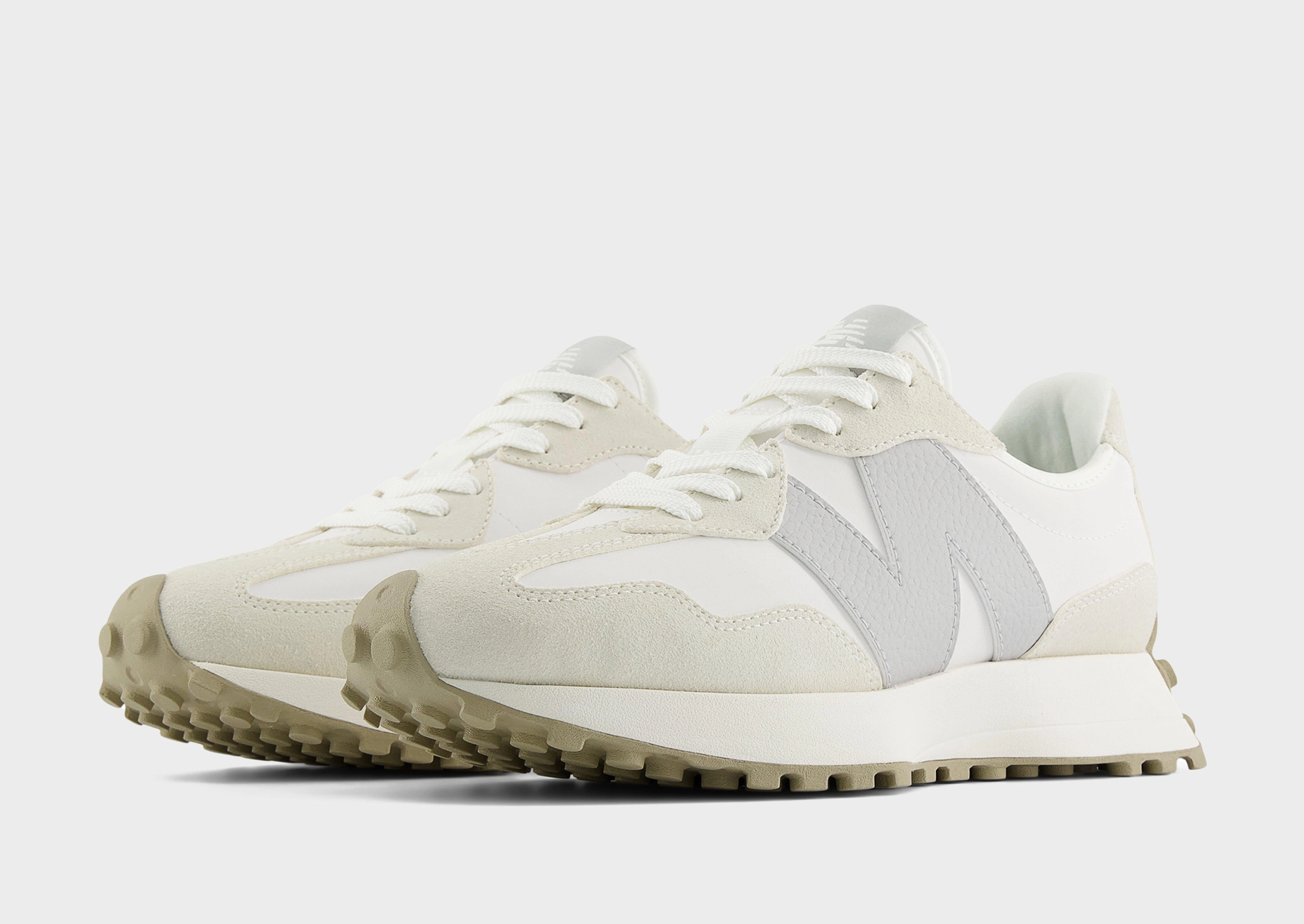 327 Women's running in a monorail station area shoes asphalt - running shoes