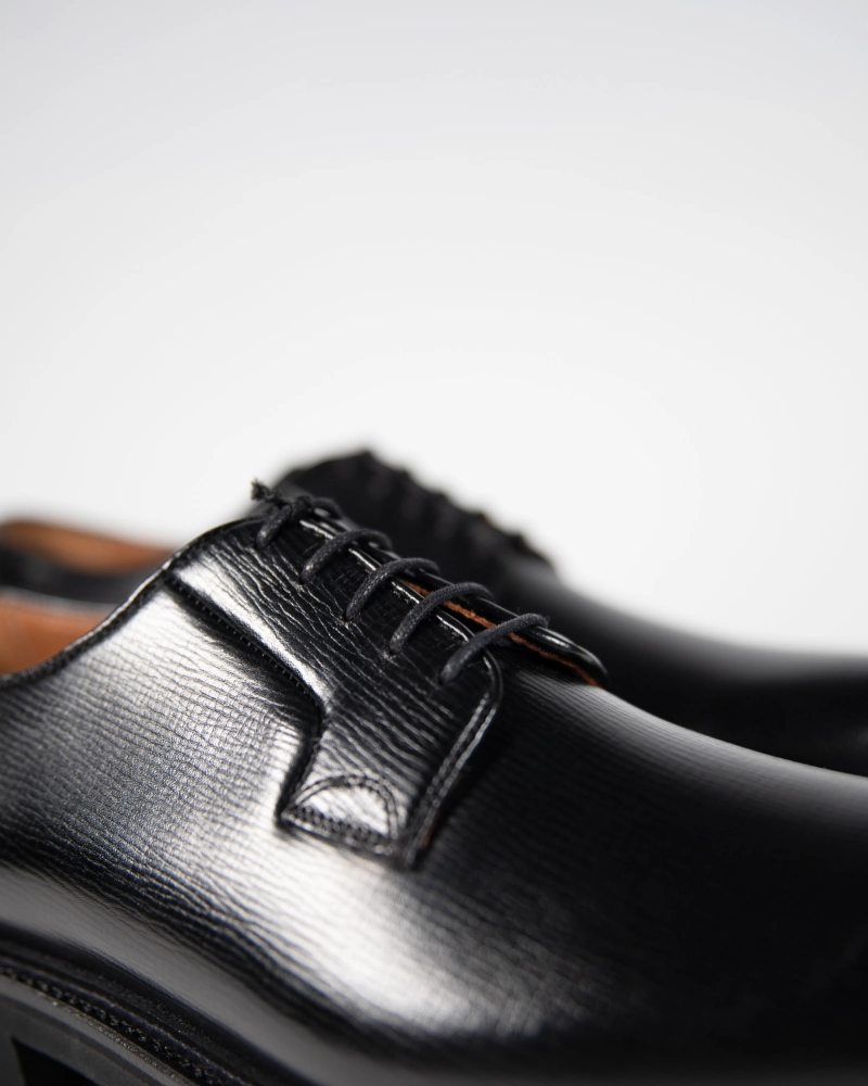 Black Alcazar Derby Shoe Stay Stylish Airflow channels