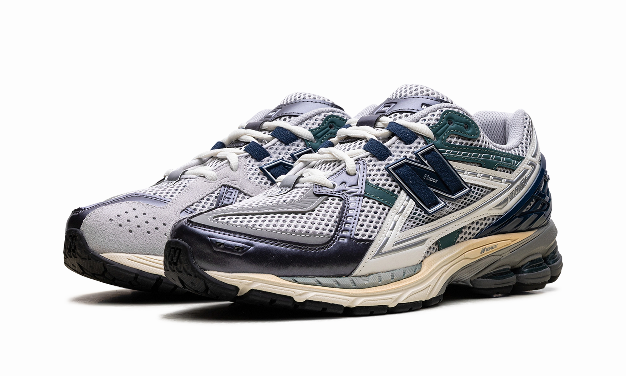 running in a forest 1906R "Silver Metallic / Deep Ocean"