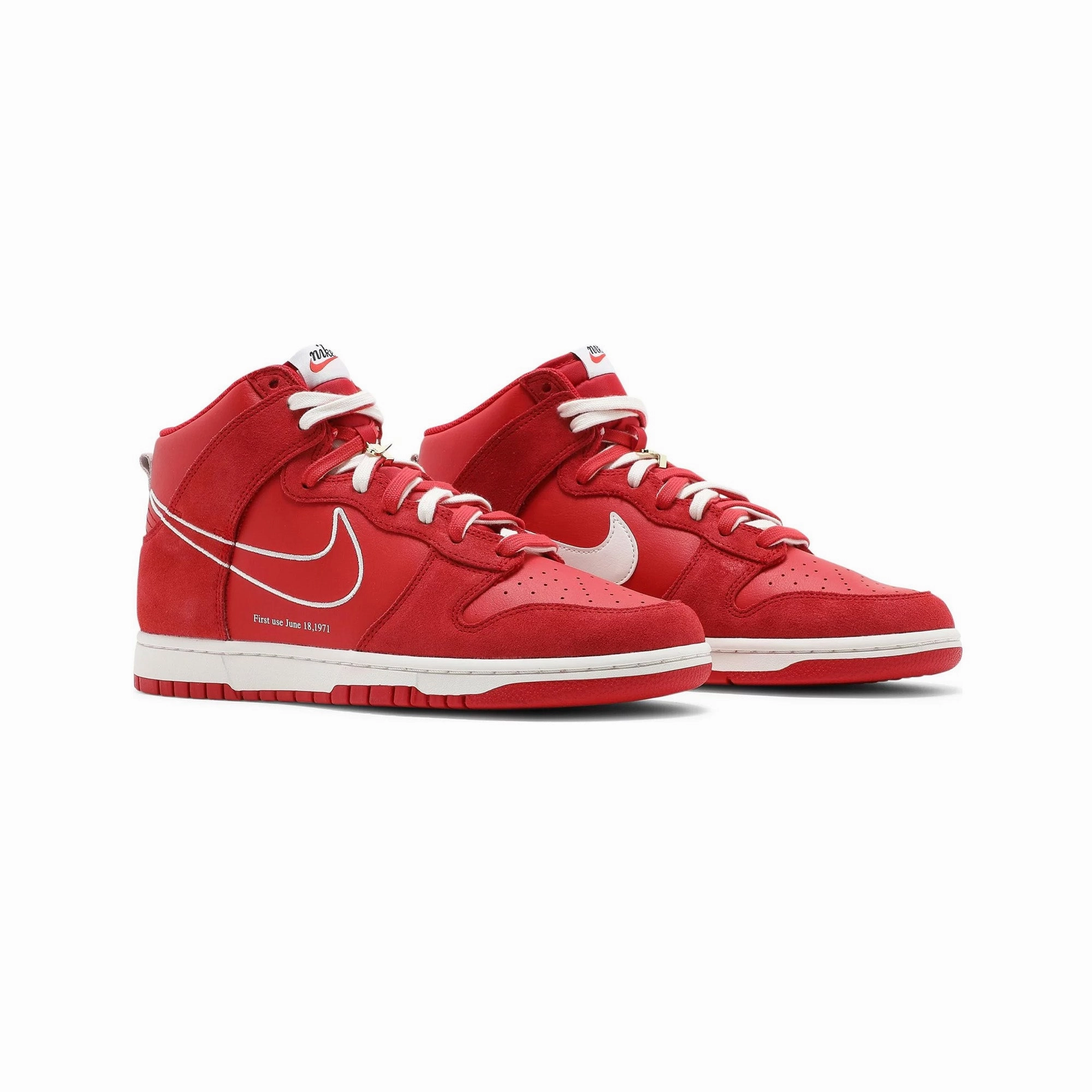 Group Pace indoor mode Dunk High SE 'First Use University Red'