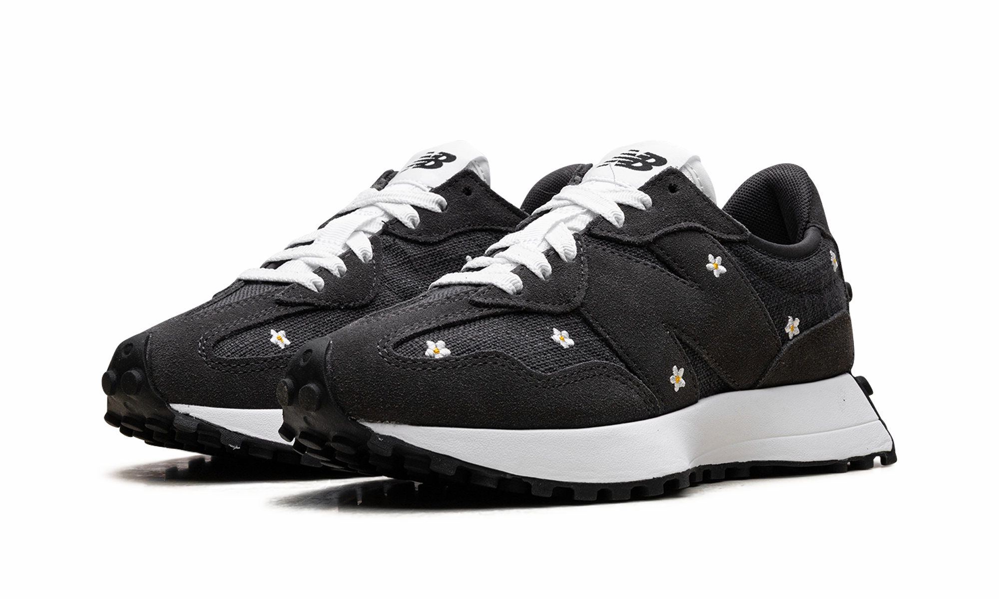 327 WMNS "Black Cement Floral Embroidery" Enhanced Traction Outsole running on a grass track shoes