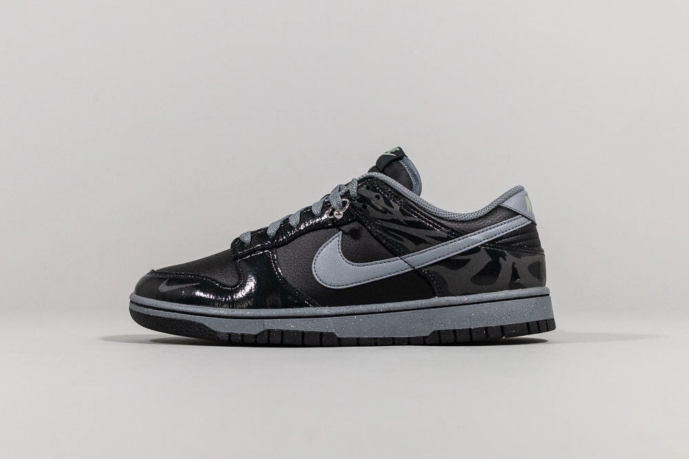 Foot alignment Nike Dunk Low "Berlin" 'Black and Off Noir'