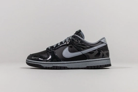 Foot alignment Nike Dunk Low "Berlin" 'Black and Off Noir'