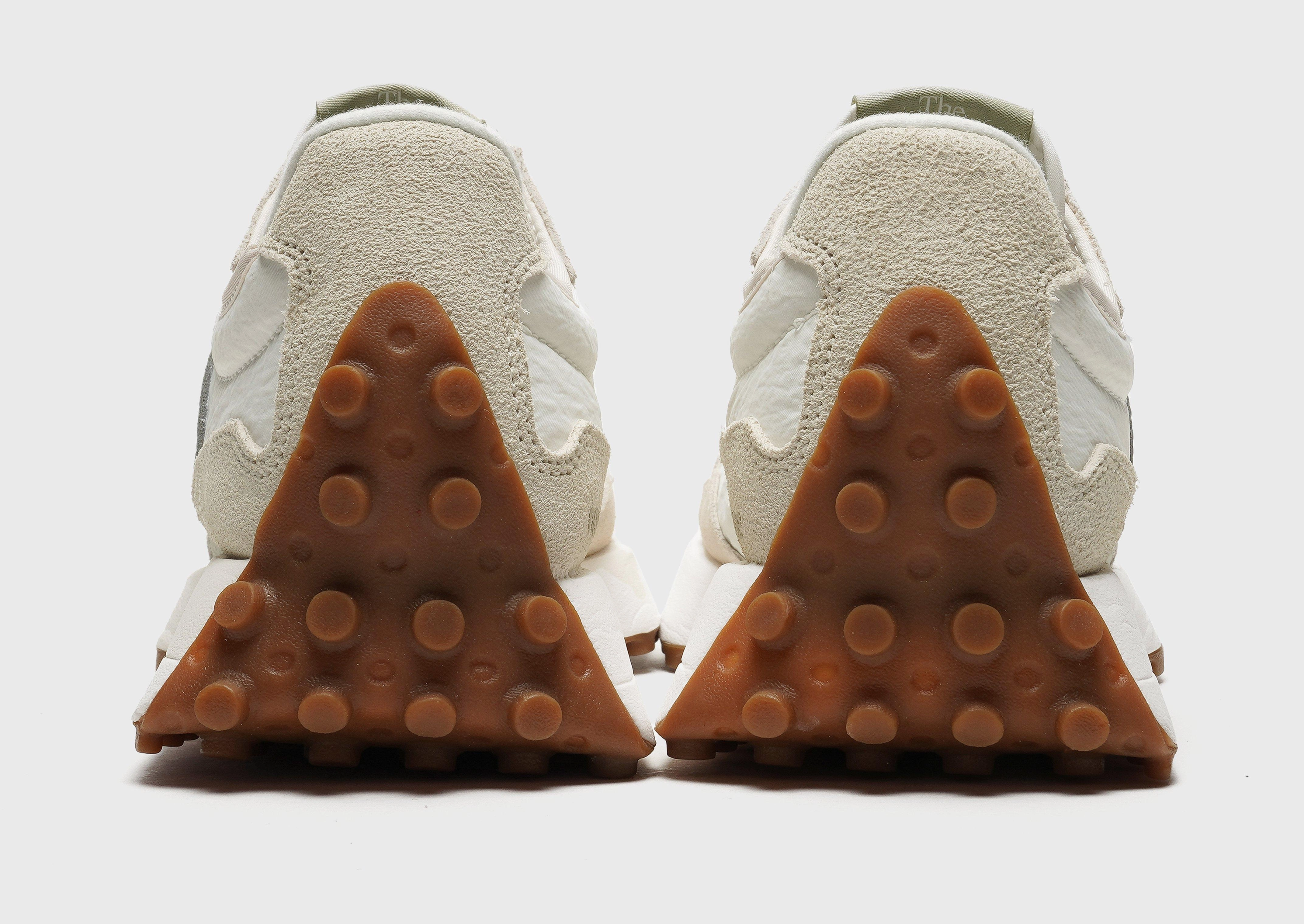 327 Women's running in community runs shoes