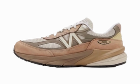 990v6 "Made in USA - Driftwood / Timberwolf" running with gloves